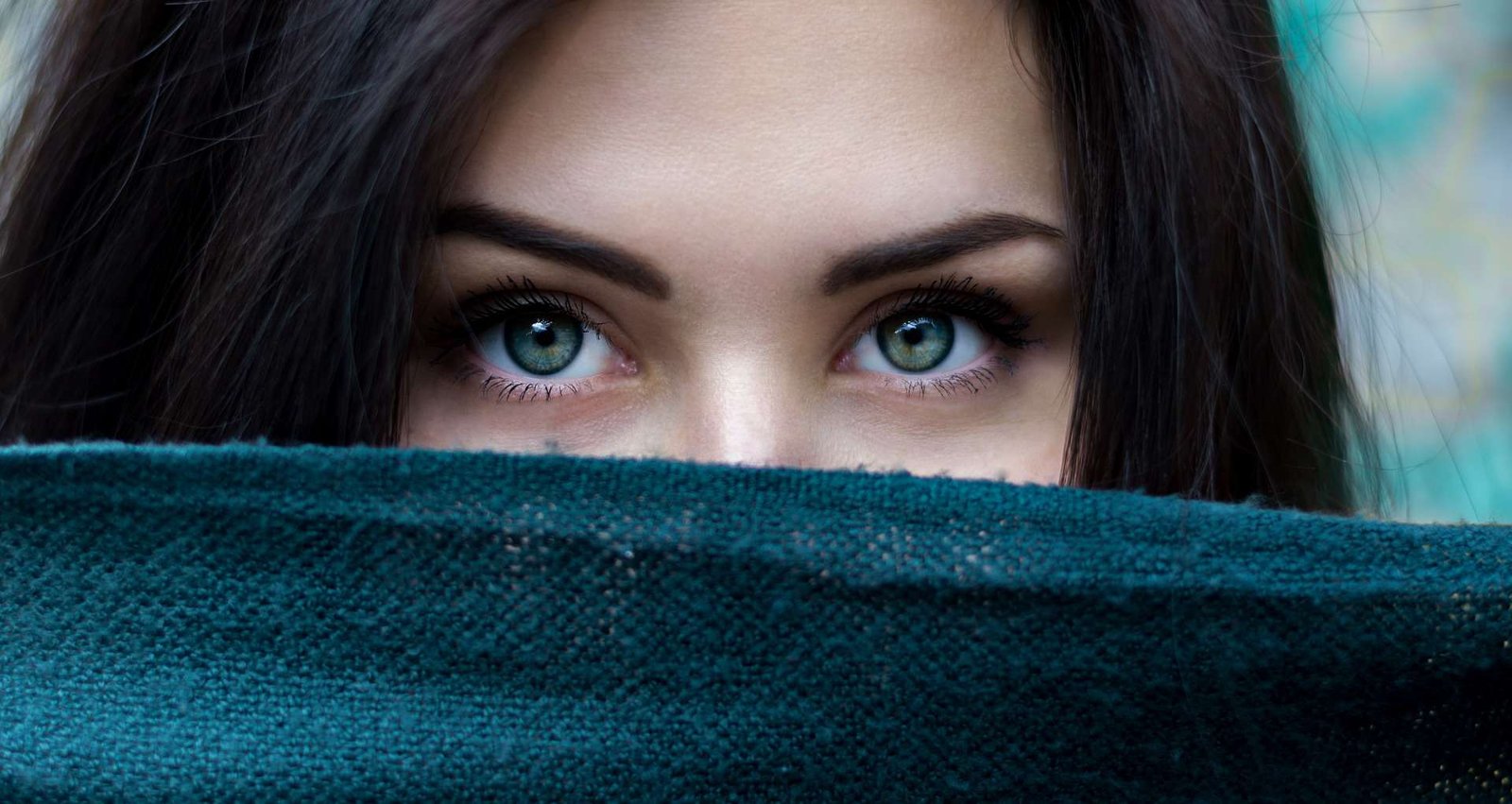 Rostro de mujer con ojos verdes