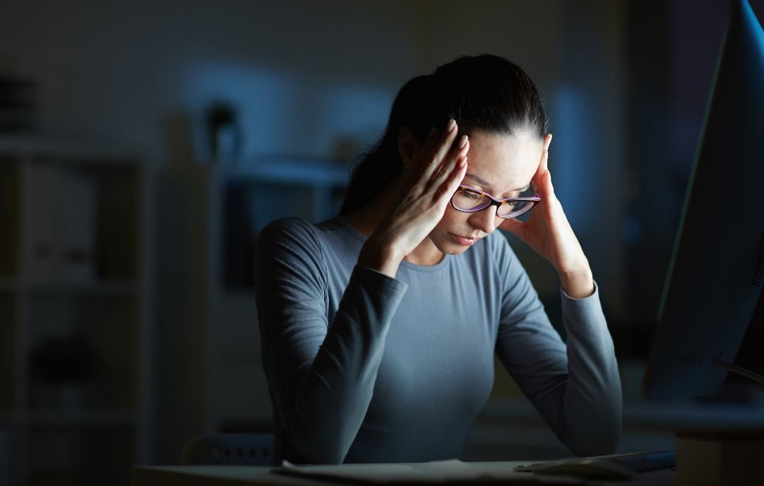 El estrés es una parte inevitable de la vida moderna, pero ¿sabías que puede afectar significativamente la salud de tu piel? Aquí exploramos cómo el estrés impacta tu piel y te ofrecemos consejos para manejarlo de manera efectiva. ¿Cómo Afecta el Estrés a la Piel? 1. Brotes de Acné El estrés aumenta la producción de cortisol, una hormona que puede desencadenar la producción de sebo en exceso. Este exceso de grasa puede obstruir los poros y causar acné. 2. Envejecimiento Prematuro El estrés crónico acelera el envejecimiento de la piel. Los radicales libres y la inflamación asociados al estrés pueden dañar el colágeno y la elastina, causando arrugas y líneas finas. 3. Empeoramiento de Condiciones de la Piel Condiciones como la psoriasis, la rosácea y la dermatitis atópica pueden empeorar con el estrés. La inflamación inducida por el estrés puede exacerbar estos problemas. 4. Piel Opaca y Deshidratada El estrés puede afectar la barrera cutánea, lo que resulta en una piel más seca y opaca. También puede reducir la capacidad de la piel para retener humedad y haciendo tu piel más susceptible a irritación. Cómo Manejar el Estrés Eficazmente 1. Ejercicio Regular El ejercicio no solo mejora tu salud general, sino que también libera endorfinas, las hormonas de la felicidad, que pueden reducir el estrés. Actividades como el yoga, correr o simplemente caminar pueden ser muy beneficiosas. 2. Alimentación Saludable Una dieta equilibrada rica en antioxidantes, vitaminas y minerales puede ayudar a combatir los efectos negativos del estrés en la piel. Alimentos como frutas, verduras, nueces y pescado son excelentes opciones. Además de evitar alimentos procesados y con altos índices glucémicos. 3. Técnicas de Relajación Prácticas como la meditación, la respiración profunda y el mindfulness pueden ayudarte a manejar el estrés. Dedica unos minutos al día a estas actividades para sentirte más relajado y tranquilo. 4. Sueño Adecuado Dormir lo suficiente es crucial para la regeneración de la piel y para mantener el estrés bajo control. Apunta a dormir entre 7-9 horas por noche. 5. Cuidado de la Piel Mantén una rutina de cuidado de la piel que incluya limpieza, hidratación y protección solar. Usa productos suaves y evita aquellos que puedan irritar tu piel. 6. Tiempo para Ti Mismo Tómate un tiempo para hacer cosas que disfrutes, ya sea leer un libro, escuchar música, pintar o pasar tiempo con seres queridos. Hacer lo que te gusta puede reducir el estrés significativamente. Tratamientos Disponibles en OwnSkin En OwnSkin, ofrecemos tratamientos diseñados para combatir los efectos del estrés en la piel. Desde masajes relajantes hasta cuidados especializados para condiciones específicas de la piel, estamos aquí para ayudarte a mantener tu piel saludable y radiante. ¡Agenda tu Consulta Hoy! Visítanos en OwnSkin para descubrir cómo podemos ayudarte a manejar el estrés y mejorar la salud de tu piel. Nuestros expertos están listos para brindarte el mejor cuidado.