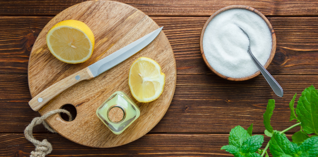 Remedios Caseros que NO Funcionan para el Cuidado de la Piel y Desaparecer Manchas Es tentador buscar soluciones rápidas en la cocina para eliminar manchas de la piel, pero algunos remedios caseros pueden ser ineficaces o incluso dañinos. Aquí te explico por qué: 1. Limón El jugo de limón se promociona como aclarador natural, pero su acidez puede causar irritación, resequedad y manchas aún peores si te expones al sol después de aplicarlo. 2. Bicarbonato de Sodio Aunque es popular para exfoliar, el bicarbonato tiene un pH alcalino que puede desequilibrar la barrera protectora de la piel, causando irritación y sensibilidad. 3. Pasta de Dientes Aplicarla en granos o manchas puede secar la piel en exceso debido a sus ingredientes abrasivos, lo que provoca irritación y posibles cicatrices. 4. Aceite de Coco Aunque es excelente para la hidratación en ciertas zonas del cuerpo, su uso en la cara puede obstruir los poros y empeorar el acné o las manchas. Conclusión Los remedios caseros pueden parecer naturales y económicos, pero no siempre son efectivos o seguros para el cuidado de la piel. Es mejor optar por tratamientos dermatológicos probados y personalizados. En OwnSkin, contamos con opciones seguras y eficaces para tratar manchas de la piel. ¡Visítanos y obtén el tratamiento que tu piel necesita!